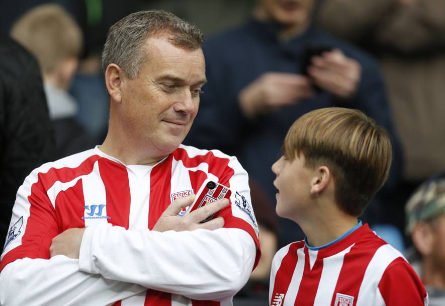 Padre e figlio, tifosi dello Stoke City, si scambiano le impressioni sul match contro i Gunners, che sta cominciando (Action Images)
